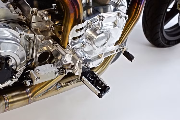 Để chiếc xe trở nên hoàn hảo nhất có thể, những vật liệu cao cấp đã được sử dụng cho KRGT-1 như nhôm CNC và sợi carbon. Toàn bộ thân của chiếc xe được gò thủ công từ nhôm.