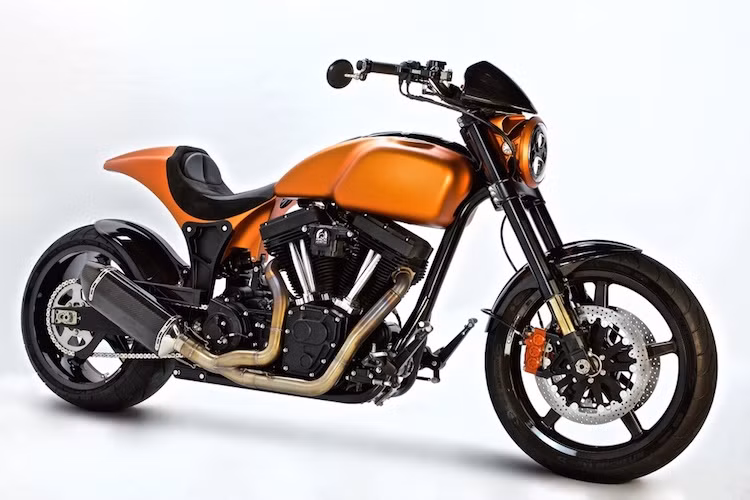 Cùng với người bạn thân của mình là Gard Hollinger, Reeves đã mở ra công ty xe arch Motorcycles, có trụ sở chính đặt tại California. Anh đã có ý tưởng về việc thành lập một hãng môtô của riêng mình kể từ khi anh lên kế hoạch cùng Hollinger độ lại một chiếc Harley-Davidson vào năm 2007.