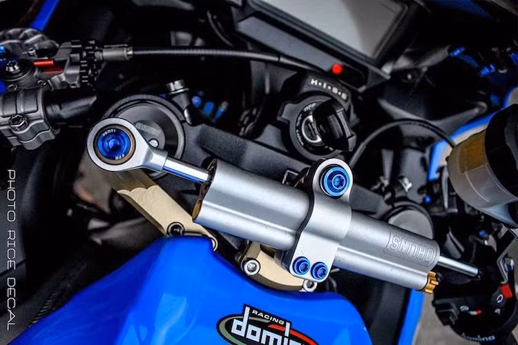 Để tay lái của xe ổn định hơn ở tốc độ cao, cây trợ lực Ohlins "hàng hiệu" đã được lắp thêm trên cổ của chiếc siêu môtô CBR1000RR.