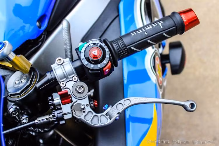 Ở phía trên tay lái của xe là sự xuất hiện của bao tay Domino, gù xéo Rizoma, cùm côn CRG GP và cùm công tắc núm xoay Honeywell.