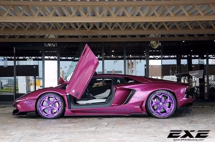 Với những phụ tùng "hàng khủng" mới được trang bị, chiếc Aventador đã có một ngoại hình mới giống như "xe đua trên phố" và mang phong cách siêu xe của nhân vật phản diện Joker trong Suicide Squad.