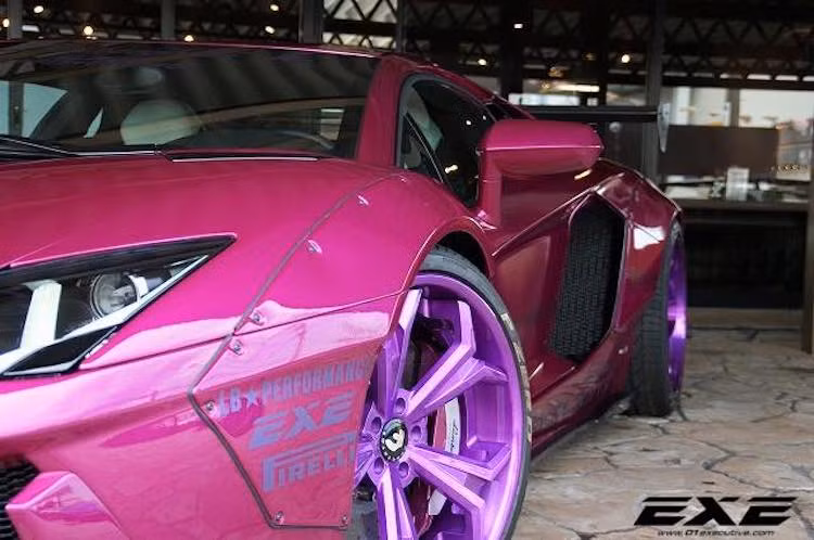 Tuy nhiên, những chủ xe không sẵn sàng "phẫu thuật" Aventador tốt nhất không nên sử dụng bộ widebody này, khi nó bắt buộc phải khoan vít và cắt dè "zin" của xe để lắp vào.