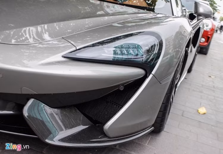 Những đường nét đặc trưng trên siêu phẩm McLaren F1 nổi danh thập niên 1990 cũng được đưa vào chiếc xe này. Thể hiện ở cánh cửa mở chéo truyền thống của hãng siêu xe Anh quốc.