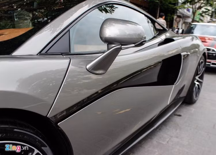 Những đường gân nổi dọc cửa và trên nắp ca-pô giúp xe cứng cáp hơn, đồng thời cân bằng thiết kế với những đường nét mềm mại nữ tính. Khe hút gió ở cánh cửa có tác dụng hướng luồng không khí thổi trực tiếp vào động cơ, đồng thời tăng cường lực ép khi xe chạy nhanh.