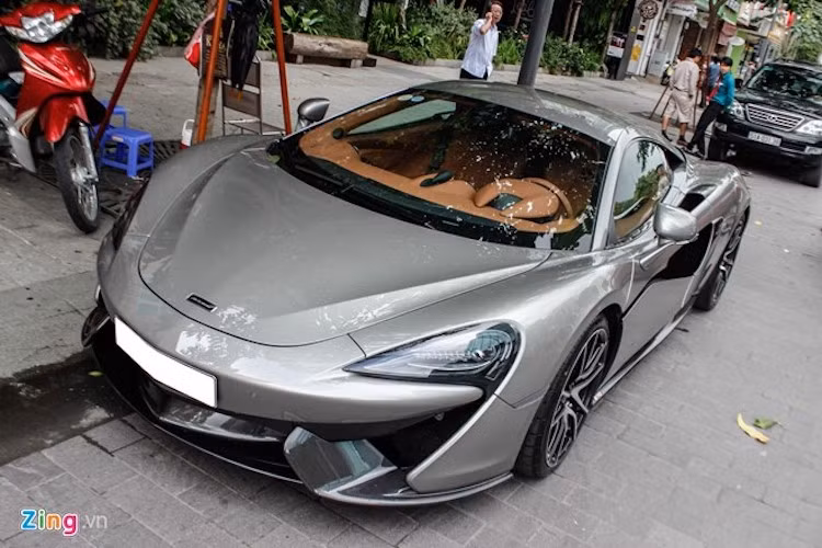 Ít lâu sau, những người mê siêu xe tại Việt Nam lại một phen bất ngờ khi siêu xe này về tay thiếu gia khá nổi tiếng trong giới chơi xe - Cường Đô La. Hình ảnh siêu xe này nằm trong garage của thiếu gia phố núi được đăng trên mạng xã hội Facebook, và đây là lần đầu tiên siêu xe xuất hiện trên đường phố Sài Gòn.