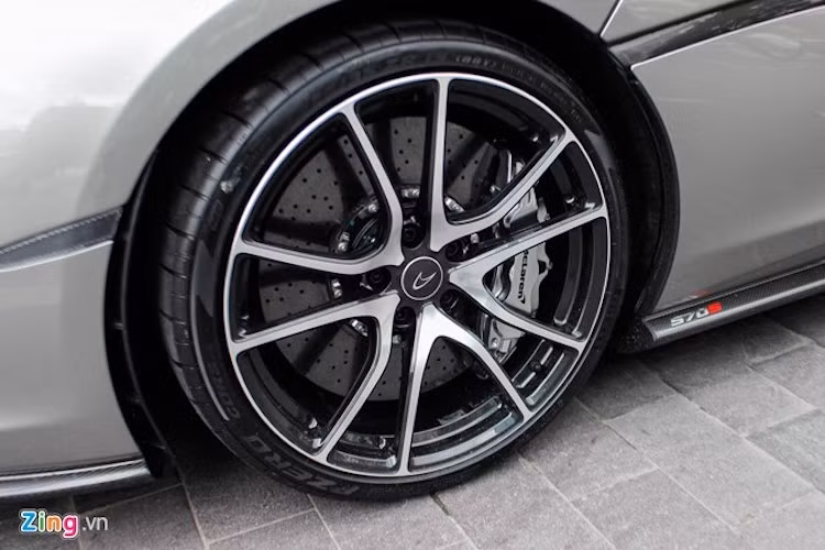 Lốp thể thao Pirelli P-Zero Corsa, kết hợp với phanh gốm-carbon tiêu chuẩn. Series Sports cũng có hệ thống treo mới được phát triển riêng, với ba chế độ thiết lập gồm bình thường, thể thao và đường đua.