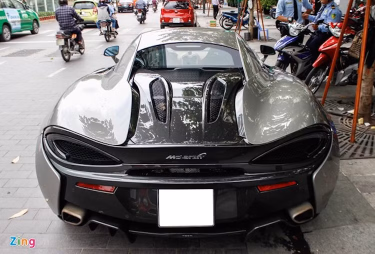 Khối động cơ V8, tăng áp kép, sản sinh công suất 562 mã lực và 600 Nm mô-men xoắn. Sức mạnh được truyền qua hộp số tự động 7 cấp.