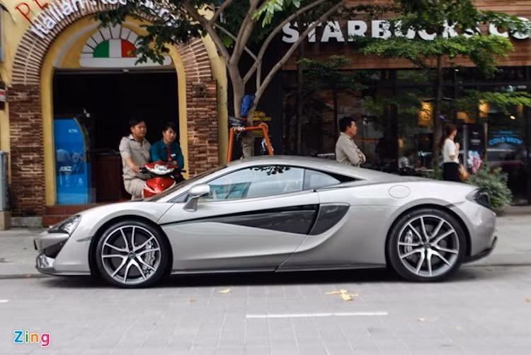 Mẫu xe này có thiết kế khá cổ điển, động cơ đặt giữa và truyền động cầu sau. Khung xe hoàn toàn bằng sợi carbon. So với đối thủ cùng phân khúc, McLaren 570S nổi trội nhờ kinh nghiệm chế tác sợi carbon lâu đời. Bộ khung sợi carbon độc đáo MonoCell II vô cùng cứng chắc nhưng nhẹ hơn 80 kg so với loại khung cũ.