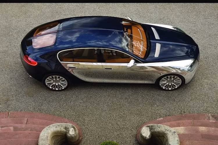 Trên thực tế, ban đầu Galibier vốn đã "suýt" được sản xuất hàng loạt vào năm 2011 khi ông Durheimer lần đầu tiên làm CEO của Bugatti. Tuy nhiên sau khi ông Durheimer tạm thời chuyển sang Audi, người kế nhiệm ông là Wolfgang Schreiber đã hủy kế hoạch này. Ngày nay khi một lần nữa quay trở lại Bugatti, ông Durheimer đã quyết tâm "hiện thực hóa" Galibier.