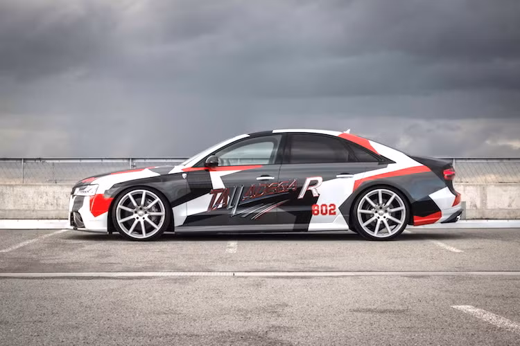 Do Audi không tạo ra một phiên bản RS8 thực sự nên hiện tại, bản độ Talladega R của MTM là chiếc Audi hạng sang mạnh nhất, thể thao nhất Thế giới hiện nay. Ngay từ cái nhìn đầu tiên, chiếc xe đã gây ấn tượng bởi thân xe phủ lớp dán in các hoa văn vuông vức, với các màu sắc truyền thống của xe đua Audi.