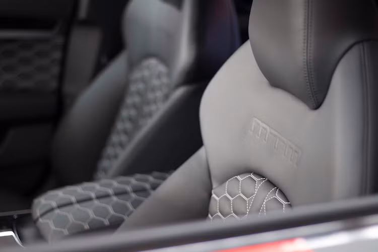 Ở bên trong, nội thất nguyên bản của S8 được MTM bọc lại trong da màu xám và ốp trang trí bằng các chi tiết sợi carbon. Trên mỗi lưng ghế, hãng độ này cũng không quên dập nổi logo của mình.