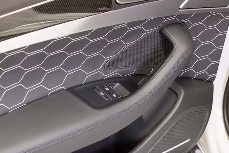 Điểm đặc biệt nhất trong nội thất của S8 Talladega đó là nhiều chi tiết như các tấm ốp cửa, bề mặt ghế ngồi... đã được chần chỉ vân lục giác cực kỳ độc đáo, đem tới ấn tượng về sự hiện đại cho xe.