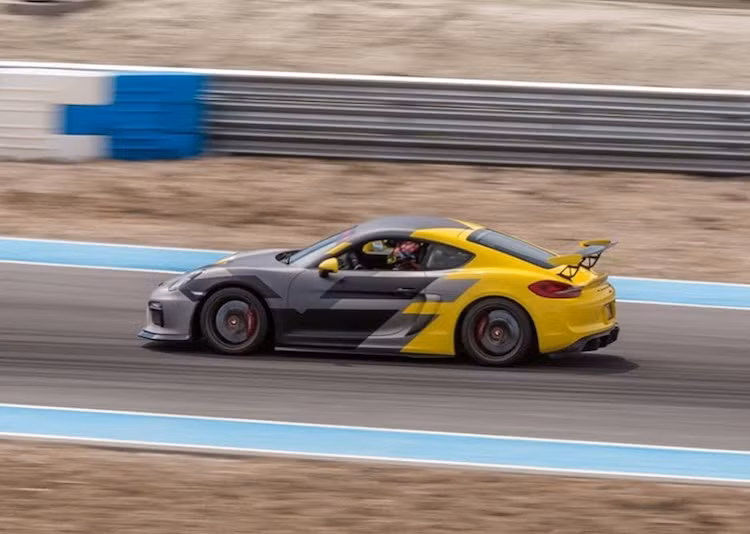 Chỉ bằng cách trang bị gói kit khí động học V-CS, chiếc Porsche Cayman GT4 của Vorsteiner đã có thể giảm thời gian hoàn thành 1 vòng đua tại đường đua The Thermal Club ở California, Mỹ ít hơn 1 giây so với xe nguyên bản.