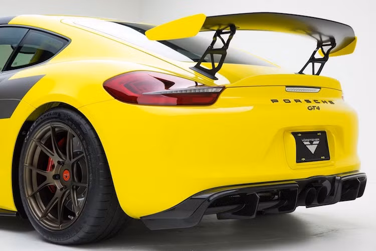 Porsche Cayman GT4 vốn đã được lắp một cánh đuôi lớn ở phía sau, tuy nhiên sau khi qua tay hãng độ Vorsteiner, chiếc xe đã có cánh đuôi cao hơn nhờ pát nâng do hãng chế tạo. Với cánh đuôi cao hơn, chiếc xe đạt độ bám đường lớn hơn và dẫn tới tốc độ cao hơn khi ôm cua.