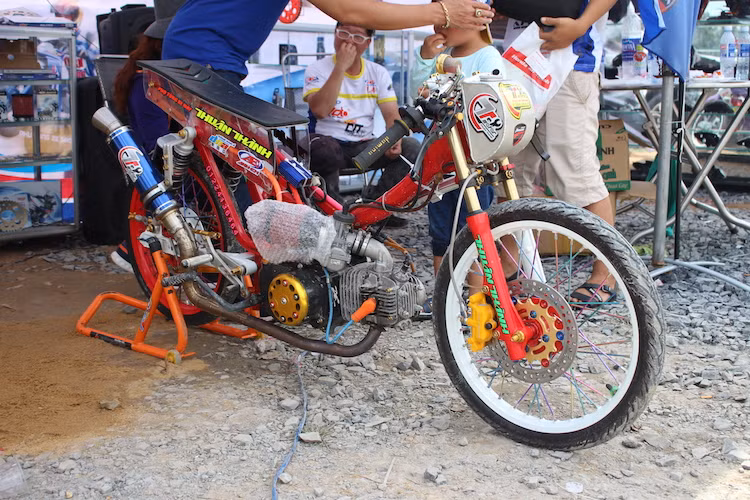 Tại các nước Đông Nam Á như Việt Nam, Thái Lan, Indonesia... bộ môn đua drag sử dụng các loại xe máy underbone phân khối nhỏ, giá rẻ rất thịnh hành. Trong các loại xe, Honda Wave 110 cùng các phiên bản của nó thường được lôi ra "độ hết bài" do có giá rẻ và phụ tùng phong phú. Một chiếc Wave, hay bất kỳ mẫu xe nhỏ nào khác sau khi độ thành xe đua drag đều khác xa so với xe nguyên bản.