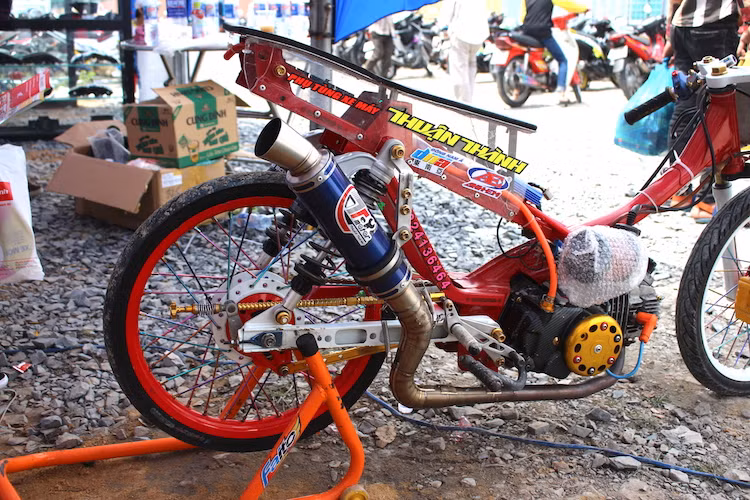 Sau khi độ lại thành một chiếc xe đua drag chuyên nghiệp, những chiếc xe số phổ thông có thể dễ dàng đạt tốc độ 150 km/h trên đường đua drag. Chi phí cho một chiếc xe cũng không rẻ, thậm chí có thể lên tới hàng trăm triệu do các "lò độ" phải liên tục nghiên cứu và thử nghiệm để cho ra "bài độ" giúp họ cùng tay đua có ưu thế nhất khi "so đấu".