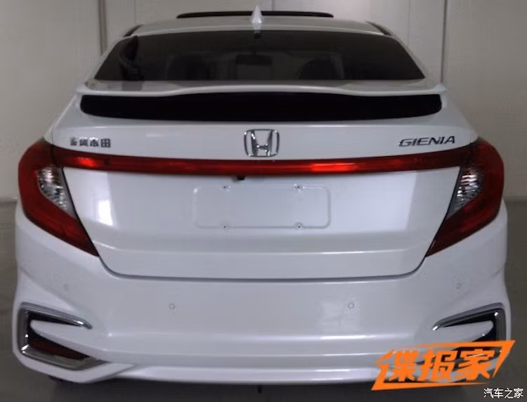So với City, Gienia có phần đuôi phía sau hoàn toàn mới, được thiết kế theo phong cách của chiếc Honda Civic Hatchback với đèn hậu được nối với nhau bởi một dải nhựa đỏ trong suốt và cánh gió trên kính phía sau.