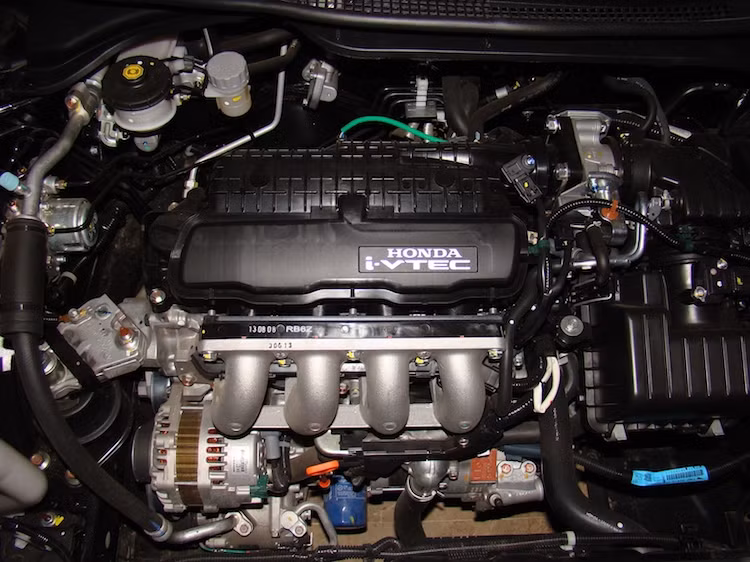 Bên dưới nắp ca-pô, Gienia được trang bị động cơ 1.5l EathDreams i-VTEC máy xăng, kết hợp với hộp số sàn 5 cấp hoặc tự động vô cấp CVT với tuỳ chọn cần chuyển số trên vô-lăng. Động cơ của xe có công suất tối đa 128 mã lực và mô-men xoắn cực đại 155 Nm.