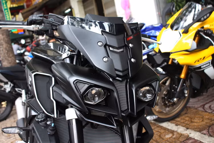 Ngay từ cái nhìn đầu tiên, phần đầu xe của MT-10 đã gây ấn tượng mạnh bởi thiết kế đầy góc cạnh, vuốt nhọn về phía trước đầy dữ dằn và có đèn pha kép dạng projector. Toàn bộ phần đầu xe đem tới cảm giác như một chú robot trong loạt phim "bom tấn" Robot đại chiến (Transformer).