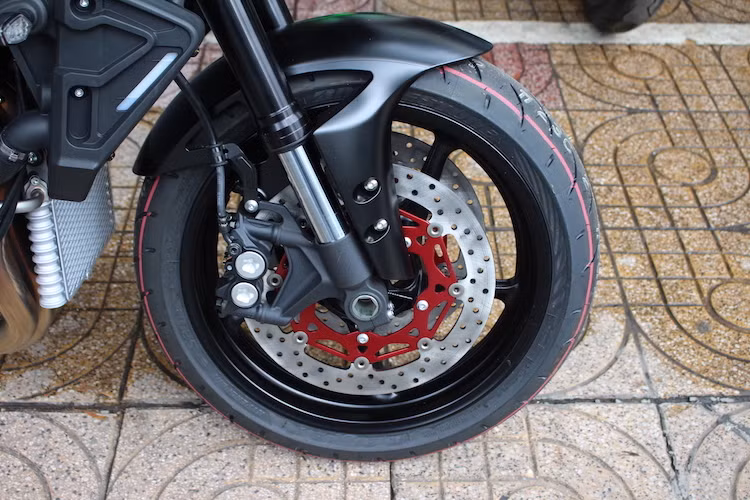 MT-10 sở hữu phuộc trước dạng USD của hãng KYB - Nhật. Phanh đĩa kép phía trước của xe gồm 2 heo 4 pis, có ABS cùng với đĩa trước có đường kính 320 mm. Hãng lốp Bridgestone đã phát triển loại lốp Battlax đặc biệt dành cho MT-10, với kích thước lốp trước 120/70/17.