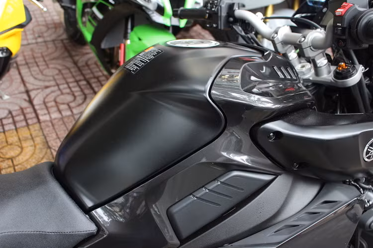 Bình xăng của MT-10 có thiết kế chia làm nhiều mảng với các đường nét hình khối rõ ràng. Trong phân khúc siêu naked-bike 1000 cc, dung tích bình xăng lên tới 17 lít của MT-10 cũng khiến nó trở thành một trong những chiếc xe có bình to nhất.