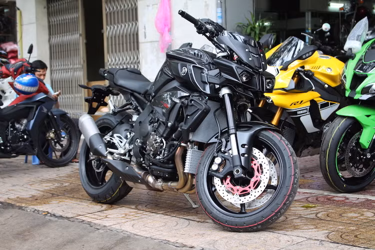 Được coi là phiên bản naked bike của chiếc superbike R1 thế hệ mới, Yamaha MT-10 là một dòng xe hoàn toàn mới, vừa chỉ được ra mắt lần đầu tại triển lãm EICMA vào tháng 11/2015. Như vậy, gần 1 năm sau khi ra mắt, mẫu siêu naked bike này mới lần đầu được nhập về Việt Nam.
