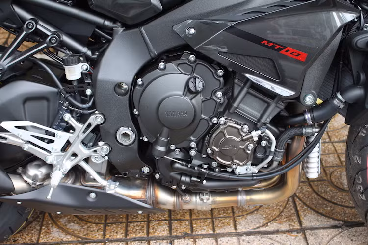 Ngoài ra, những thay đổi khác của MT-10 so với R1 là hộp gió lớn hơn, tỉ số truyền hộp số nhỏ hơn cùng phun nhiên liệu 1 vòi, nhưng có công suất mạnh hơn 25%. Với những thay đổi này, FZ-10 có công suất tối đa 158 mã lực và mô-men xoắn cực đại 111 Nm.