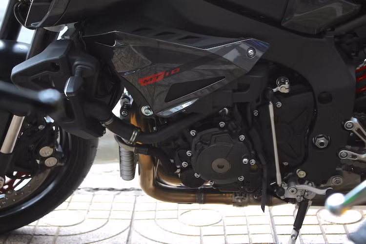 "Trái tim" của MT-10 là khối động cơ 4 xi-lanh thẳng hàng 999 cc cross-plane tương tự như R1. Tuy nhiên, Yamaha đã thay đổi cam, cò, hình dáng xi-lanh và tỉ số nén xuống.