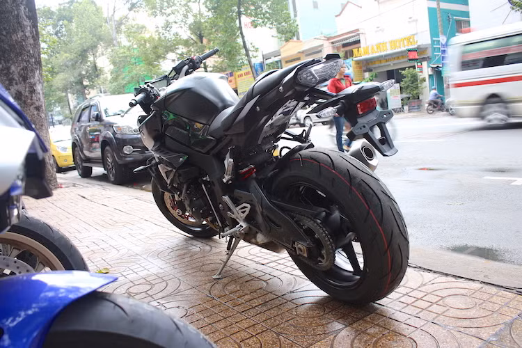 Vừa được nhập về tới Sài Gòn bởi một cửa hàng kinh doanh môtô phân khối lớn, chiếc Yamaha MT-01 đầu tiên hiện chưa có giá chính thức. Tuy nhiên theo chia sẻ của chủ cửa hàng, chiếc xe sẽ có giá trong khoảng 25.000 USD (tương đương 557 triệu đồng).