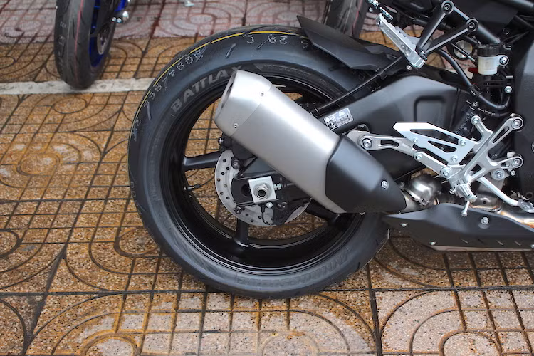 Ở phía sau, MT-10 cũng sở hữu lốp Bridgestone Battlax, nhưng có bản lớn tới 190/55/17. Cặp mâm của xe có dạng 5 cánh đơn trọng lượng nhẹ có phần rất giống R1 thế hệ trước, đem tới cho chiếc xe hình ảnh khỏe khoắn, thể thao.