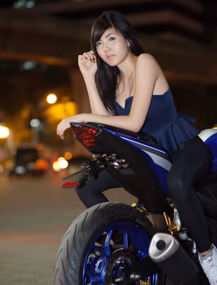 Ngày 18/9/2015, mẫu sportbike tầm trung này cũng đã được chính thức ra mắt tại thị trường Việt Nam. Giống như R3 bản châu Âu, R3 bán tại Việt Nam cũng có lốp Michelin cao cấp. Đường kính đĩa trước là 298 mm, sau 220 mm. "Pô zin" của xe có tiếng nổ rất hiền; chắc chắn nhiều người dùng sẽ thay lon pô độ sau khi mua xe về.