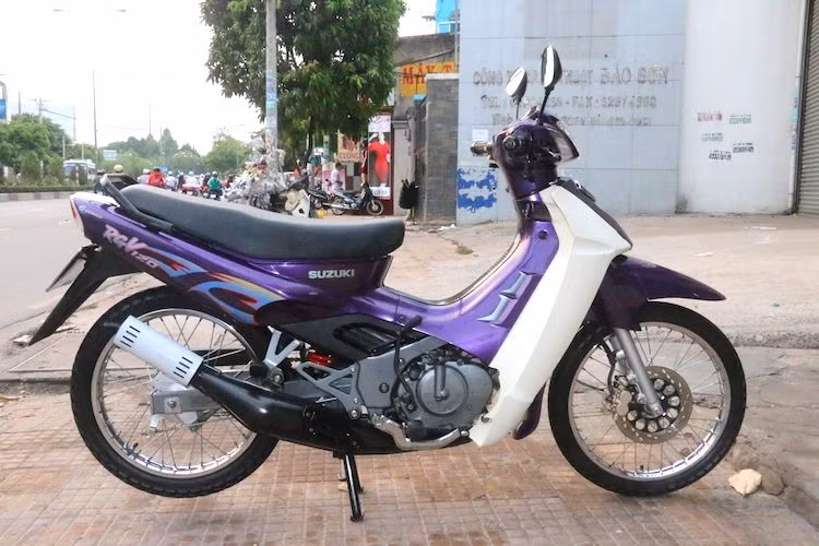 Do chạy ít nên về cơ bản, chiếc RGV 120 này đang trong tình trạng như xe "đập thùng", với 100% các chi tiết đều còn nguyên bản và trông như mới xuất xưởng từ nhà máy Suzuki tại Malaysia.