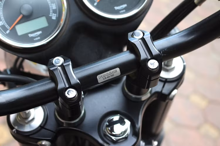 Nằm bên dưới cụm đồng hồ nguyên bản của Bonneville là tay lái mới đã được thay bằng loại nhôm của hãng Fehling, khiến tư thế ngồi vốn đã thoải mái của chiếc xe trở nên càng dễ chịu hơn nữa.