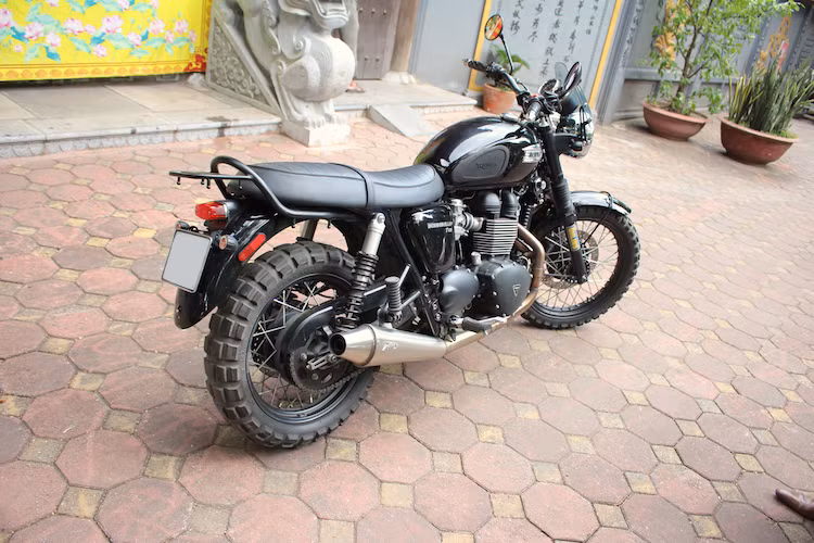 Cùng với tay xách phía sau tích hợp giá chở đồ, chiếc Bonneville của một chủ xe tại Hà Nội đã trở thành một mẫu scrambler đường trường tin cậy, tiện dụng, sẵn sàng cùng chủ nhân "chinh phục ngàn dặm xa".