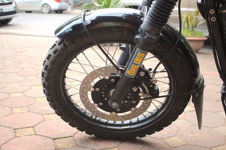 Ở phía trước, hệ thống phanh của xe đã được nâng cấp lên heo Beringer có độ bám cao hơn. Bộ vành nan cổ điển của Bonneville vẫn được giữ lại, tuy nhiên lốp trước đã được thay bằng lốp TKC80 cỡ 100/80/17 của hãng Continental với gai nổi giúp bám đường hơn ở các điều kiện như sình lầy, đường rải đá...