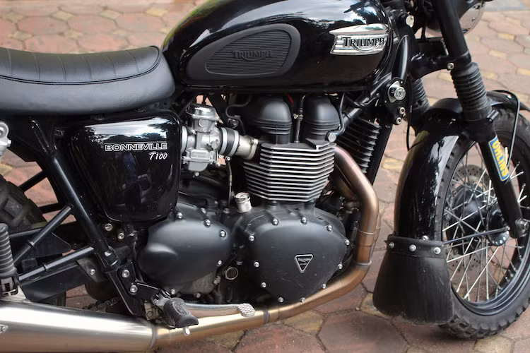 Xe được trang bị động cơ nạp khí tự nhiên 2 xi-lanh DOHC 865cc làm mát bằng gió, với công suất 68 mã lực và mô-men xoắn cực đại 50 Nm.