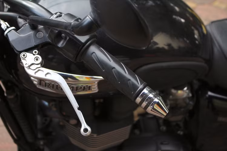 Nằm ở hai bên tay lái, cụm tay phanh LSL với khấc chống gãy rời khi xe gặp tai nạn đã thay thế cho cặp tay nguyên bản. Cuối mỗi bên tay nắm là gù tay lái được làm kết hợp từ thép không rỉ và trang trí bằng các vòng carbon.