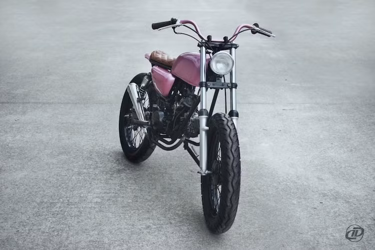 Được tối giản một cách tối đa và thiết kế đầy cá tính, chiếc xe côn tay Win này có thể dễ dàng được những cô nàng mạnh mẽ "nài" một cách nhẹ nhàng trong những chuyến đi xa.