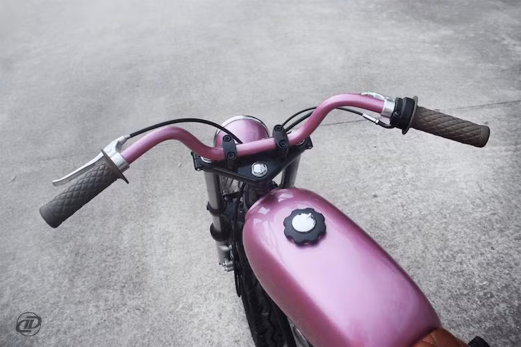 Tay lái nguyên bản của Win cũng đã được thay bằng một ghi-đông cao, bên trên chỉ có duy nhất tay ga và các cụm phanh/côn. Hoàn toàn không có đồng hồ hay cùm công tắc, chiếc xe hạn chế được tối đa số dây dẫn, khiến nó trở nên đơn giản một cách tối đa.