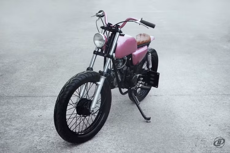  Honda Win 100 từng rất phổ biến tại Việt Nam trong thập niên 90; tuy nhiên sau khi dòng xe này bị ngừng sản xuất, những chiếc Honda Win "Tàu" bắt đầu "lên ngôi" và rất được ưa chuộng bởi người dân các vùng núi phía Bắc.