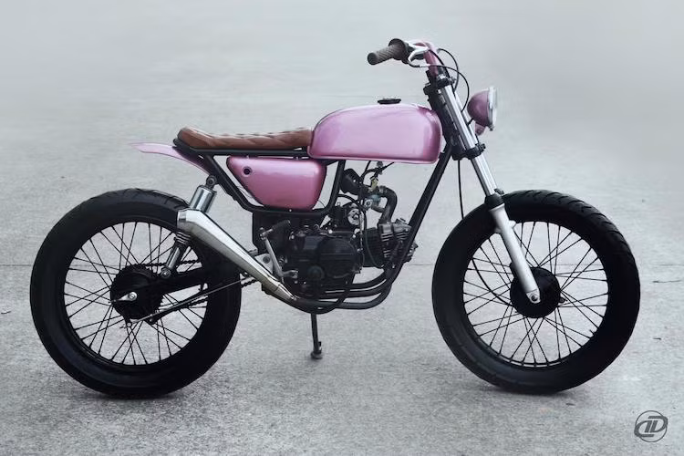 Bộ khung nguyên bản hình thang đặc trưng của Win cũng đã được DuongDoan Design chế lại một chút bằng cách rút gọn khung phụ và uốn phần khung giữa xung quanh các tấm ốp hai bên thân xe. Ở bản độ này, xưởng cũng đã sử dụng 2 bánh xe với vành đường kính cực lớn.