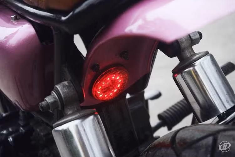 Nằm ẩn ở dè sau cực ngắn của chiếc xe là một chiếc đèn hậu nhỏ, vừa đủ để báo hiệu cho các xe đằng sau khi phanh. Ngoài thân xe sơn màu hồng, gần như toàn bộ các chi tiết còn lại của chiếc Win như khung, máy, vành đều được sơn màu đen tạo thêm cá tính và sự tương phản cho chiếc xe.