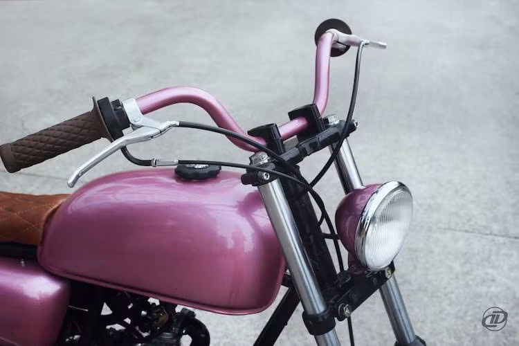 Đã từng có nhiều bản độ với phong cách tối giản trước đây, tuy nhiên chiếc Honda Win "Tàu" này có thể được coi là một trong những dự án tối giản nhất từ trước tới nay của DuongDoan Design. Ở phía trước, chiếc xe chỉ có duy nhất đèn pha tròn nằm giữa cặp phuộc, hoàn toàn vắng bóng xi-nhan và chắn bùn.