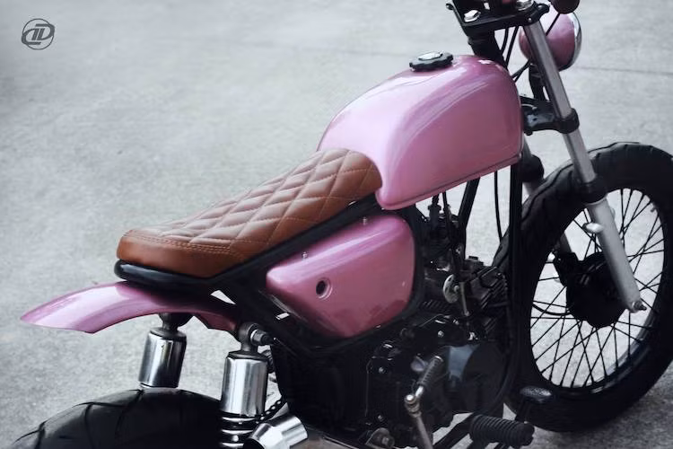 Phần bình xăng của chiếc xe cũng đã được DuongDoan Design thay bình mới với thiết kế mềm mại và dung tích lớn hơn hẳn so với bình gốc của Win. Nối tiếp bình xăng là chiếc yên bọc da nâu chần chỉ vân con thoi tinh tế.