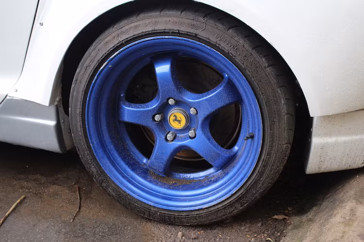 Trong khi đó ở phía sau, xe lại dùng mâm 5 cánh 18 inch rộng bản kiểu Work Meister với thiết kế khác mâm trước. Tuy nhiên cả mâm trước sau đều có điểm chung đó là sơn màu xanh và gắn logo Ferrari.