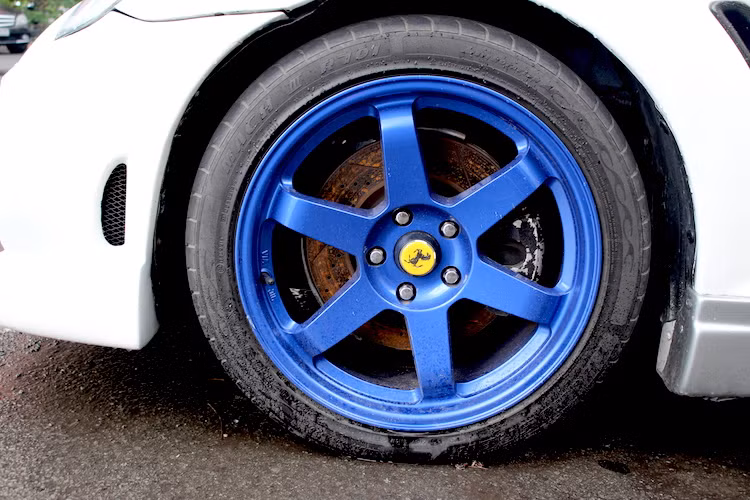 Một điểm khá kỳ lạ khác trên chiếc RX-8 này đó là cấu hình mâm độ khá kỳ lạ, khi ở bánh trước chiếc xe sử dụng cặp mâm 6 cánh 18 inch theo mẫu mâm Volk TE37.