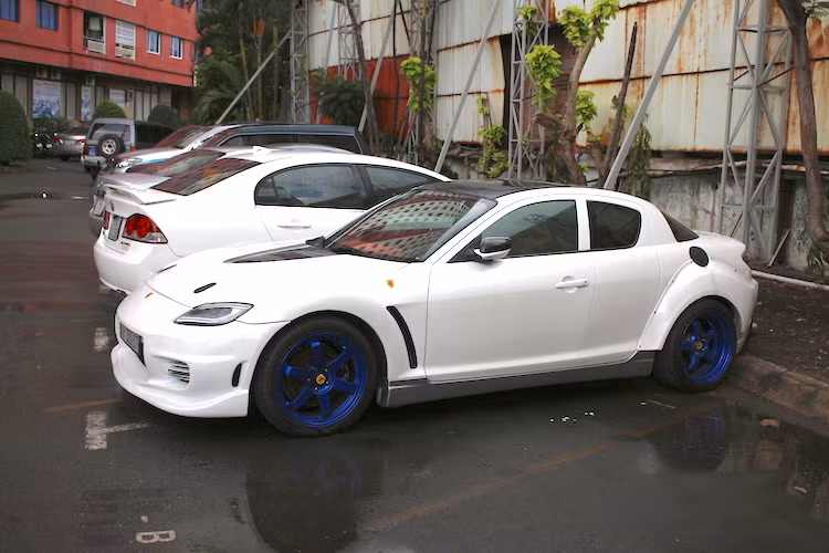 Thay vì sử dụng động cơ piston truyền thống, RX-8 được trang bị động cơ rotor Wankel 1.3l nạp khí tự nhiên với công suất 212 mã lực cho bản số tự động và 232 mã lực cho bản số sàn. Bằng cách sử dụng một rotor hình tam giác lồi xoay liên tục trong một buồng gần giống hình oval, động cơ Wankel có cả 3 kỳ nén-nổ-xả trong một chu kỳ xoay, tạo ra công suất cực lớn với dung tích nhỏ.