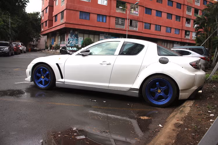 Ở hai bên thân xe cũng có nhiều sự thay đổi, bắt đầu từ logo Ferrari trên vè trước và ốp gương sợi carbon.