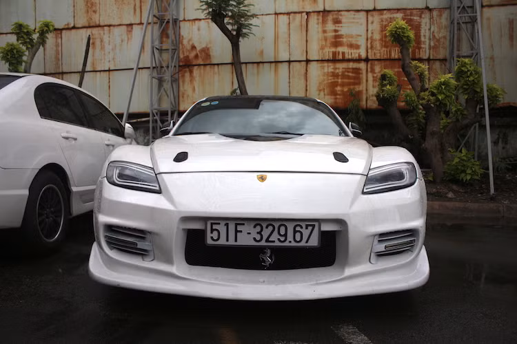 Ở phía trước, toàn bộ cản trước nguyên bản của chiếc xe thể thao RX-8 đã được thay thế bằng cản độ của hãng VIS Racing. Chưa dừng lại ở đó, các hốc hút gió ở 2 bên cản đã được bổ sung thêm các đèn sương mù LED thay vì để trống như cản trước VIS nguyên bản. Logo Ferrari được gắn ở trên mũi xe và dưới lưới tản nhiệt.