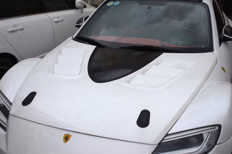 Nắp ca-pô của chiếc xe cũng đã được thay bằng loại siêu nhẹ bằng sợi carbon, đồng thời tích hợp thêm các khe tản nhiệt của hãng Seibon. Ở bên dưới, chủ xe đã chế thêm 2 lẫy mở nắp ca-pô nhanh như những xe đua.